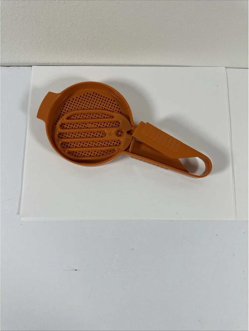 VintageTupperware Sift-it Paddle Harvest Orange Flour/Powdered Sugar Sifter